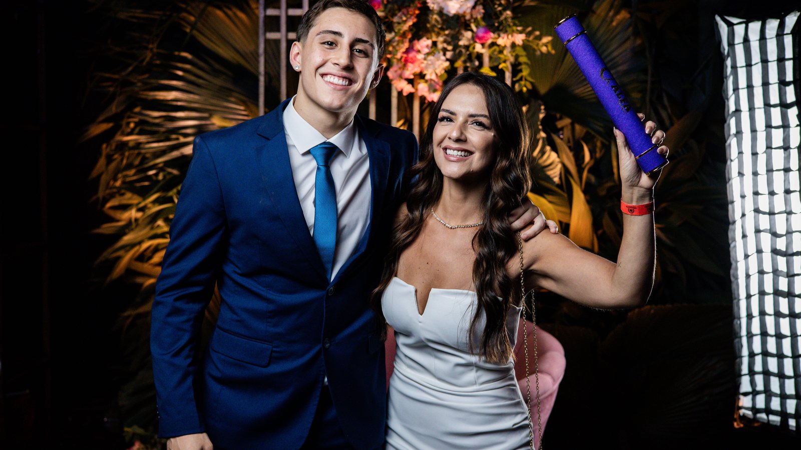 Baile de formatura com iluminação cênica