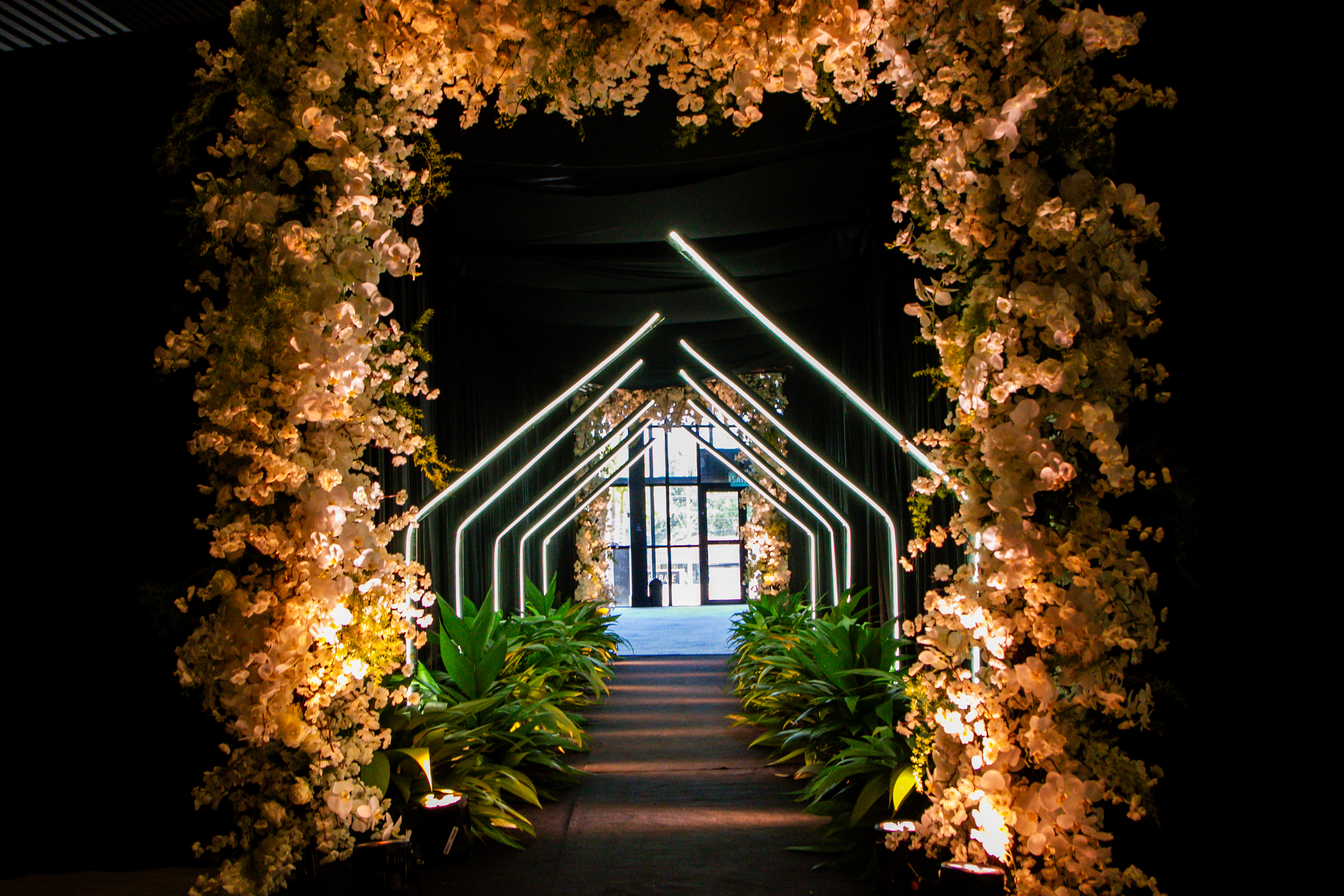 Entrada do baile de formatura com arco floral iluminado