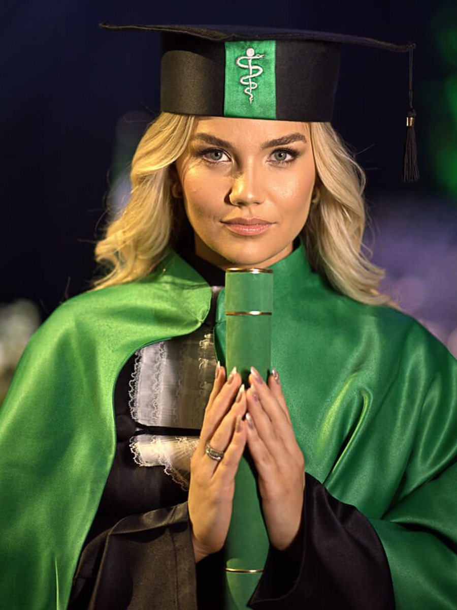 Retrato com diploma de formatura