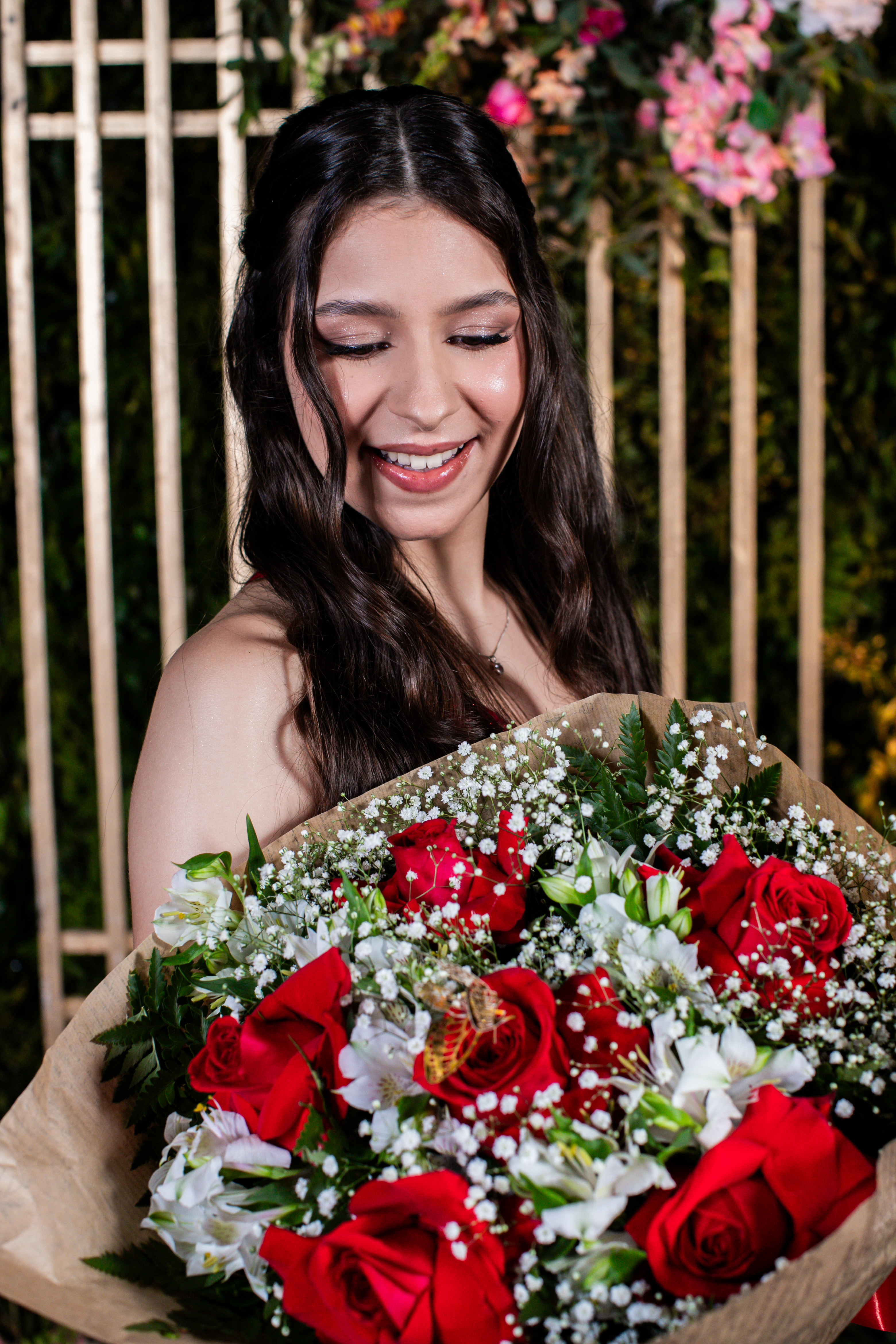 Formanda com buquê de rosas na formatura