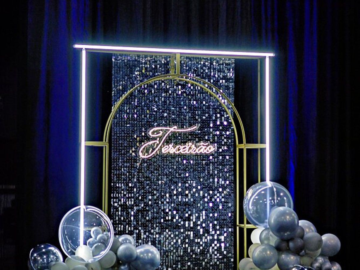 Palco de formatura com iluminacao noturna